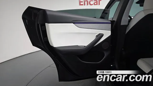 Tesla Model Y — Фото автомобиля 24