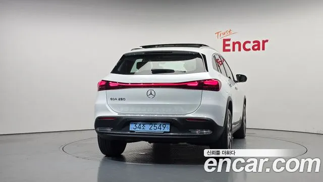 Mercedes-Benz EQA — Фото автомобиля 4