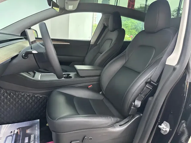 Tesla Model Y — Фото автомобиля 15