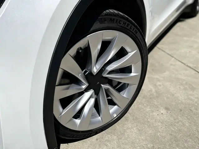 Tesla Model Y — Фото автомобиля 16