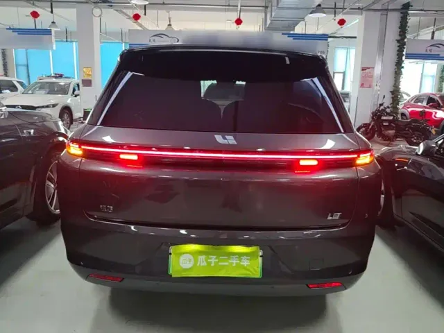 Li Auto L8 — Фото автомобиля 5