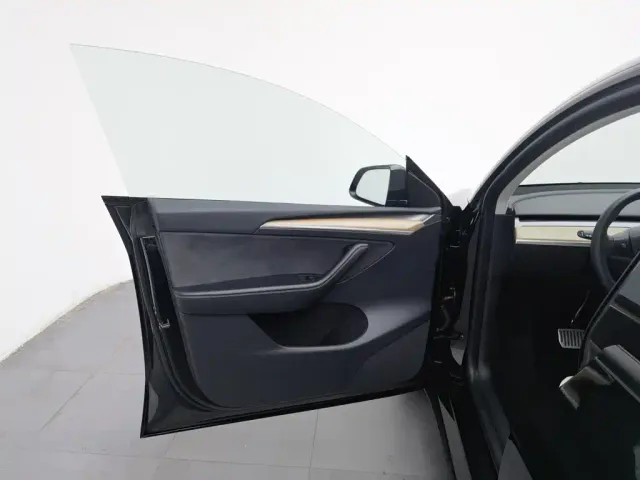 Tesla Model Y — Фото автомобиля 8