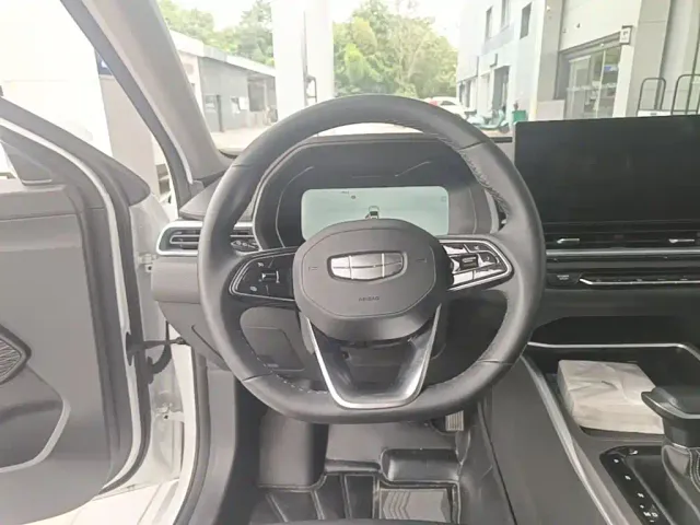 Geely Emgrand — Фото автомобиля 10