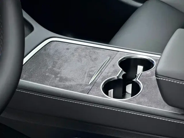 Tesla Model Y — Фото автомобиля 17