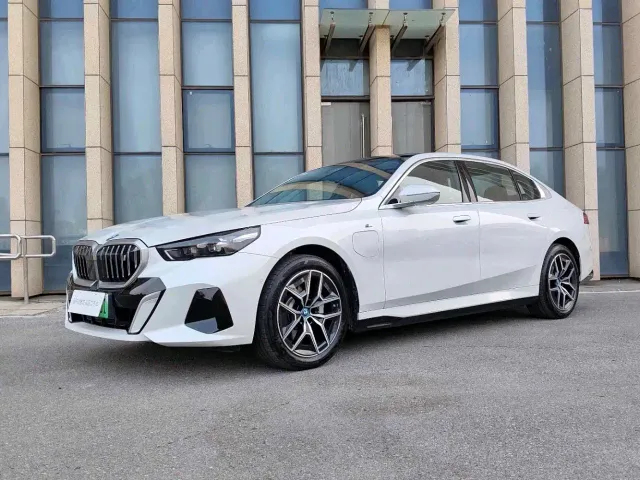 Фотография автомобиля — BMW i5