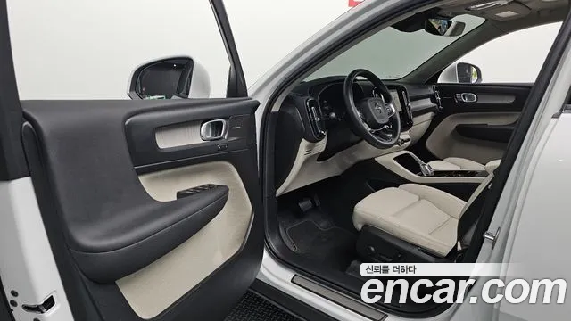 Volvo XC40 — Фото автомобиля 15