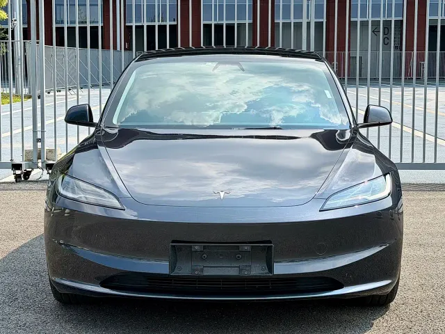 Tesla Model 3 — Фото автомобиля 2