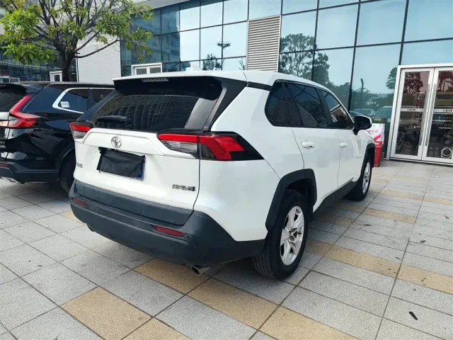 Toyota RAV4 — Фото автомобиля 9