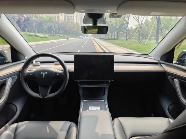 Tesla Model Y — Фото автомобиля 11
