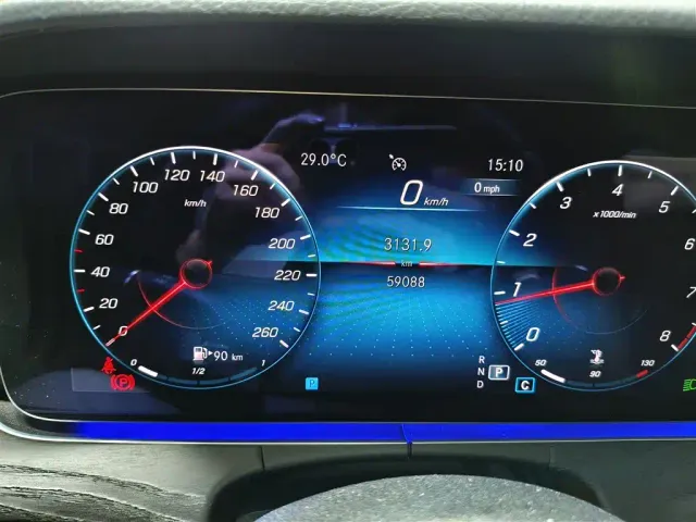 Mercedes-Benz E-Class — Фото автомобиля 3