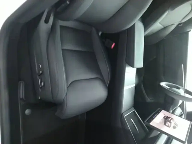 Tesla Model Y L — Фото автомобиля 24