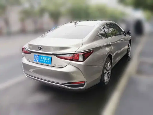 Lexus ES — Фото автомобиля 2