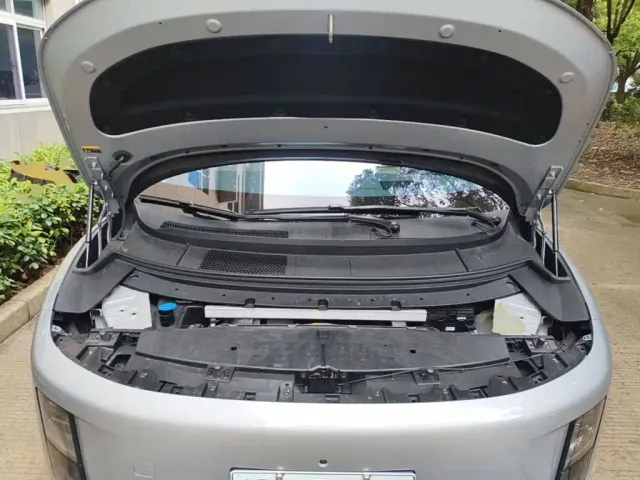 Li Auto i8 — Фото автомобиля 19