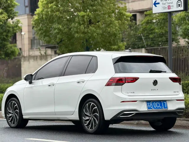 Volkswagen Golf — Фото автомобиля 3
