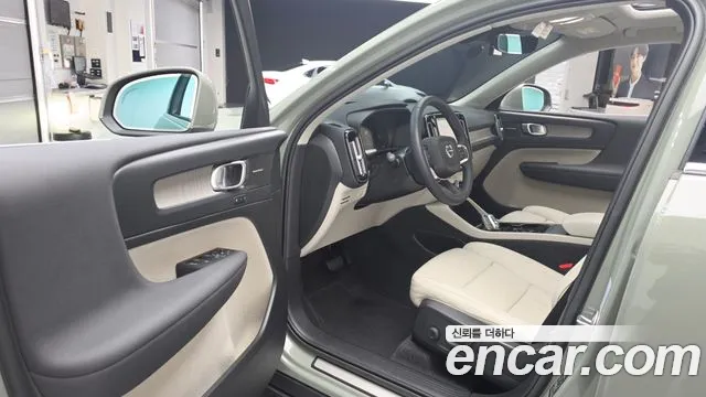 Вольво XC40 B4 Ultimate Bright — Фото автомобиля 10