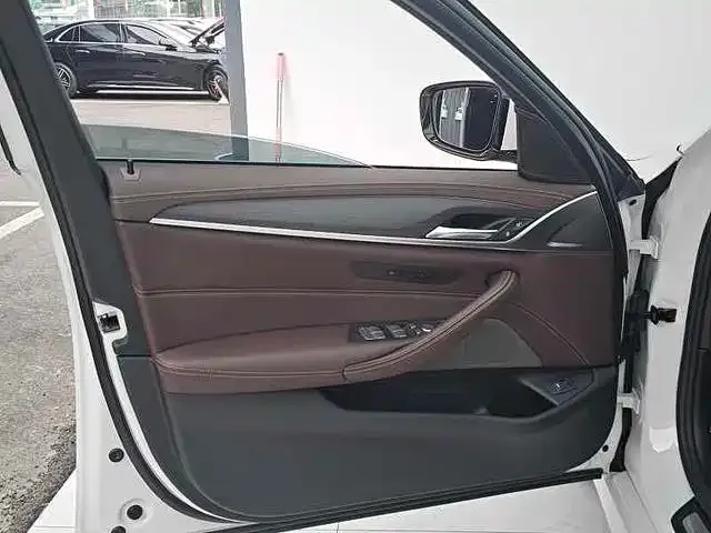 BMW 5 Series — Фото автомобиля 17
