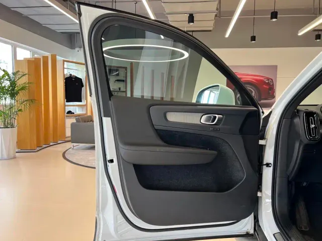 Volvo XC40 — Фото автомобиля 7