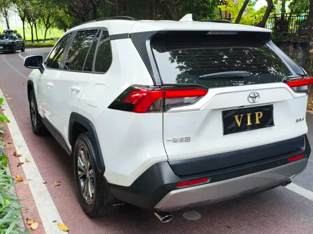 Toyota RAV4 — Фото автомобиля 6