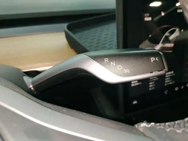 Tesla Model 3 — Фото автомобиля 13