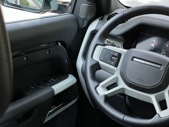 Land Rover Defender — Фото автомобиля 13