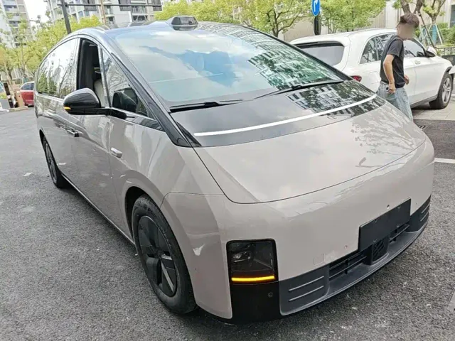 Li Auto MEGA — Фото автомобиля 3