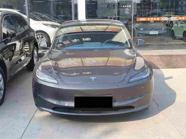 Tesla Model 3 — Фото автомобиля 2