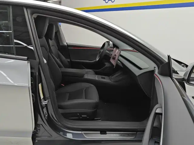 Tesla Model 3 — Фото автомобиля 8