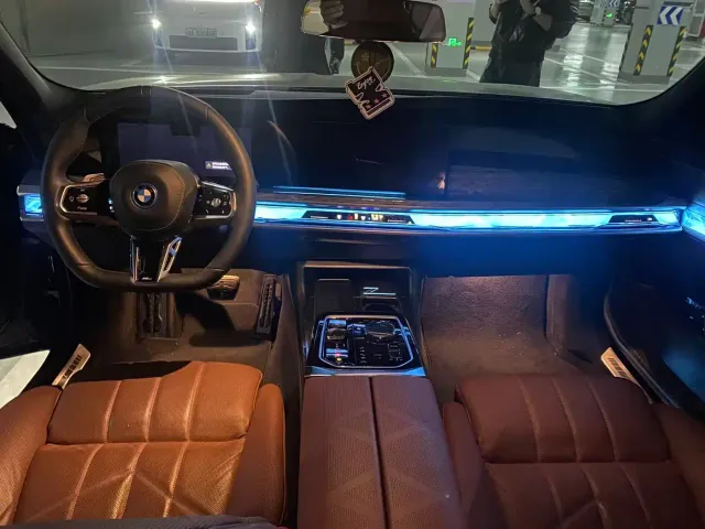 BMW i7 — Фото автомобиля 9