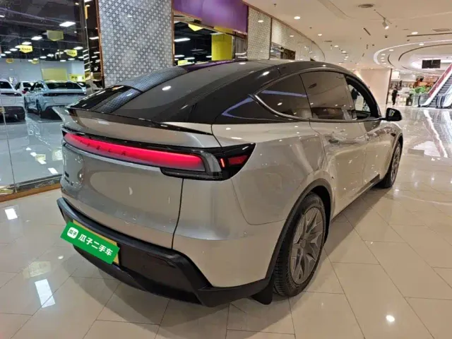 Tesla Model Y L — Фото автомобиля 6