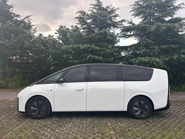 Li Auto MEGA — Фото автомобиля 3
