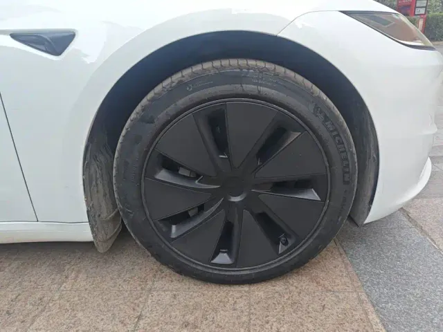 Tesla Model 3 — Фото автомобиля 25