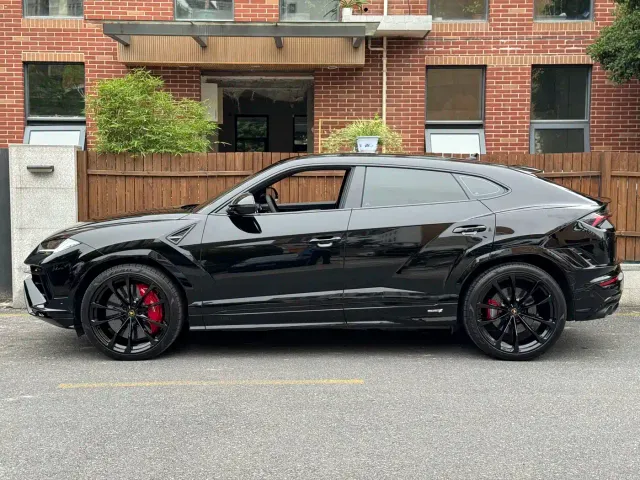 Lamborghini Urus — Фото автомобиля 2