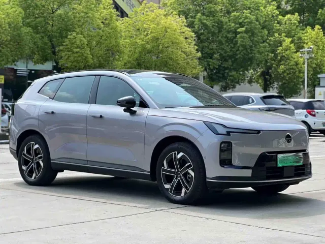 Volvo Volvo XC70 Plug-in Hybrid 2025 Standard — Фото автомобиля 3