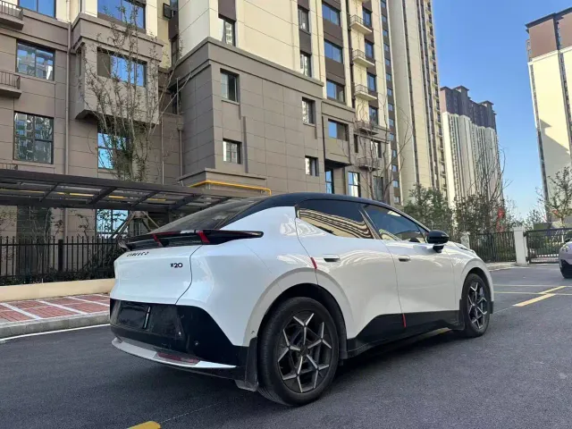 Lynk & Co Z20 — Фото автомобиля 7