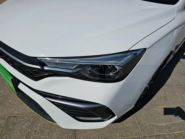 Roewe i5 — Фото автомобиля 3