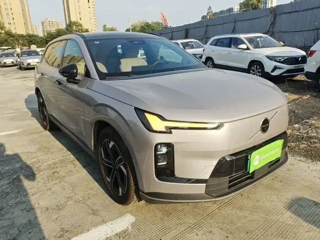 Volvo XC70 Plug-in Hybrid — Фото автомобиля 3