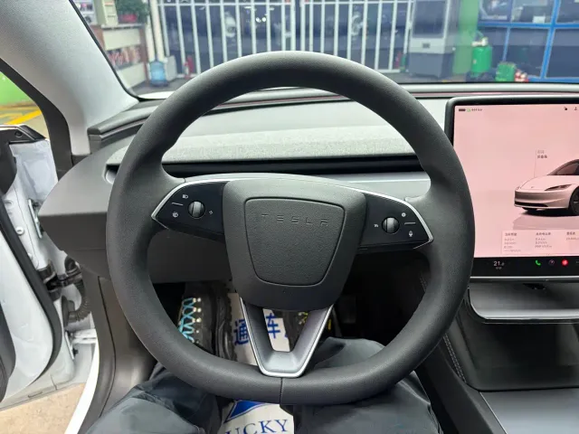 Tesla Model 3 — Фото автомобиля 10