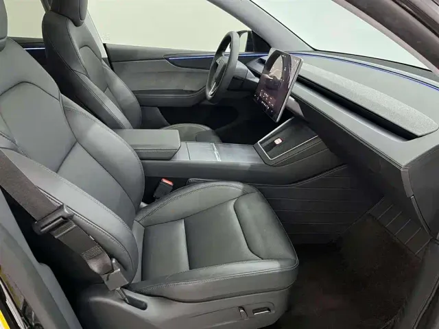 Tesla Model Y — Фото автомобиля 13