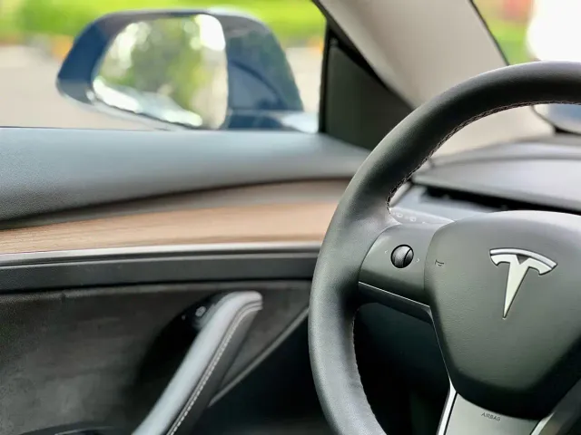 Tesla Model 3 — Фото автомобиля 16