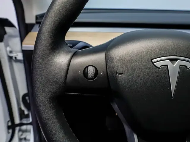 Tesla Model Y — Фото автомобиля 13