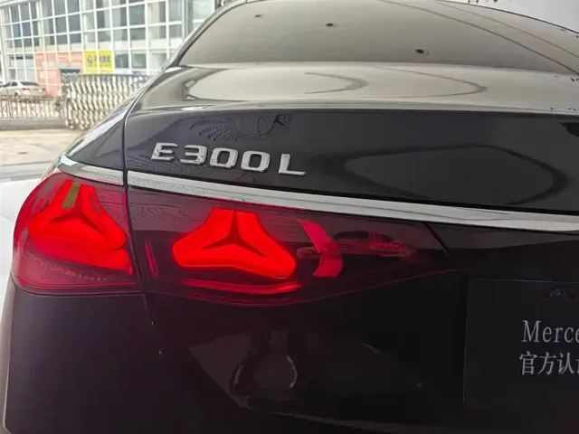 Mercedes-Benz E-Class — Фото автомобиля 16