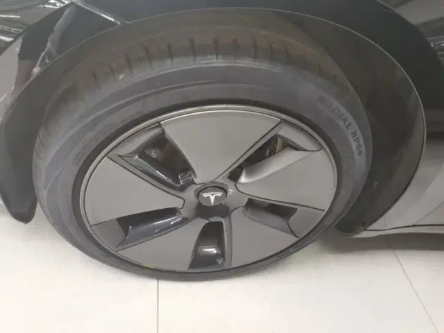 Tesla Model 3 — Фото автомобиля 22