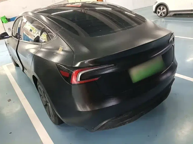Tesla Model 3 — Фото автомобиля 4