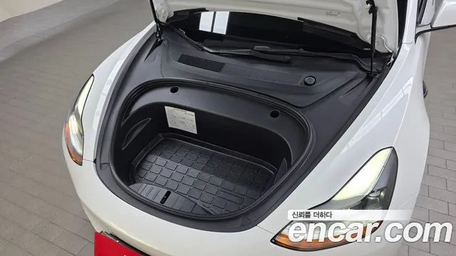 Tesla Model 3 — Фото автомобиля 8