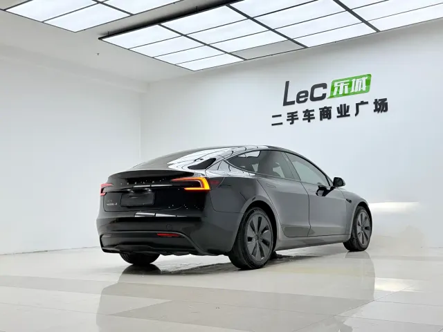 Tesla Model 3 — Фото автомобиля 16