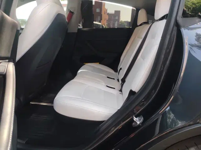 Tesla Model Y — Фото автомобиля 13