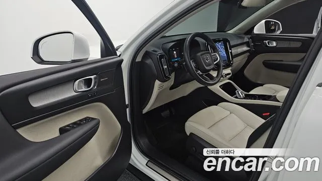 Вольво XC40 — Фото автомобиля 10