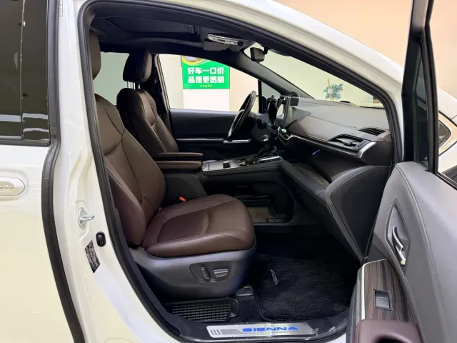 Toyota Sienna — Фото автомобиля 10