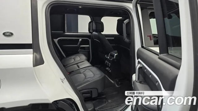 Land Rover Defender — Фото автомобиля 12