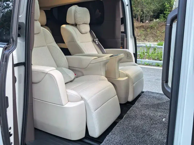 Li Auto MEGA — Фото автомобиля 10